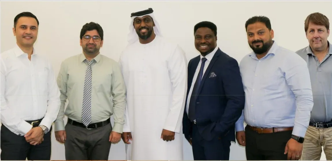 مهندسو الإنتاج في آرمور يراجعون المخرجات داخل صالة المصنع